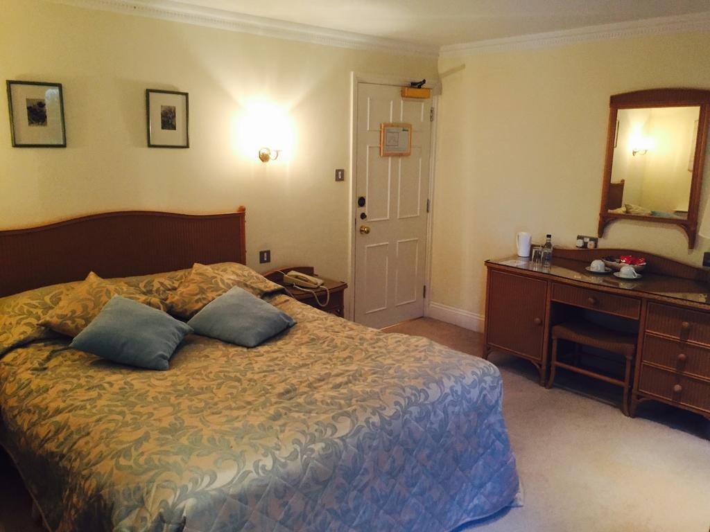 Millhouse Hotel And Riverside Restaurant 샨브룩 외부 사진